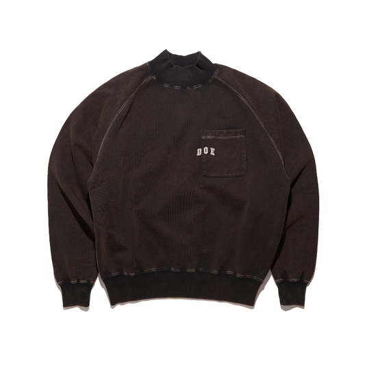 DOE WASHED COLLEGE LOGO EMBROIDERY MOCKNECK