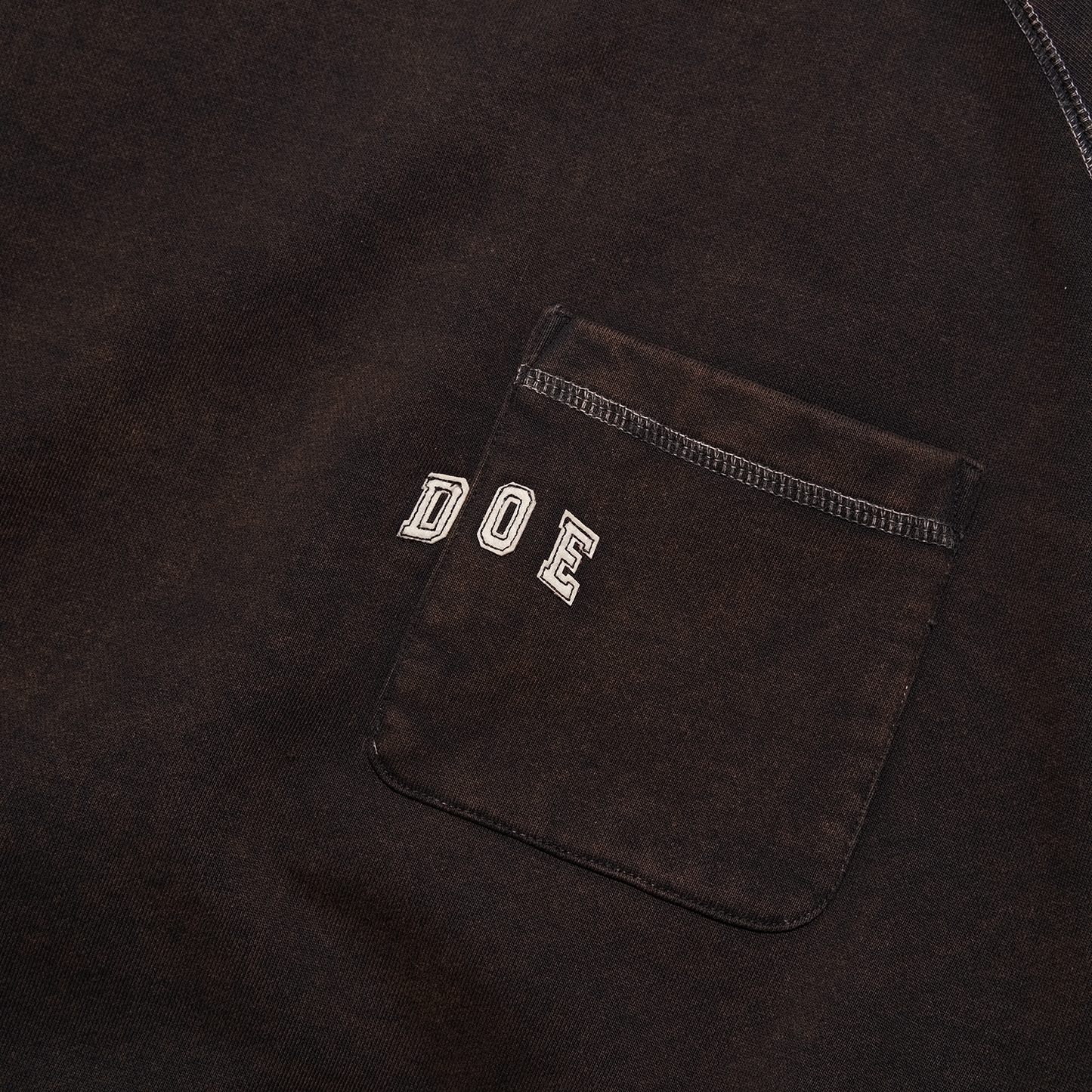DOE WASHED COLLEGE LOGO EMBROIDERY MOCKNECK