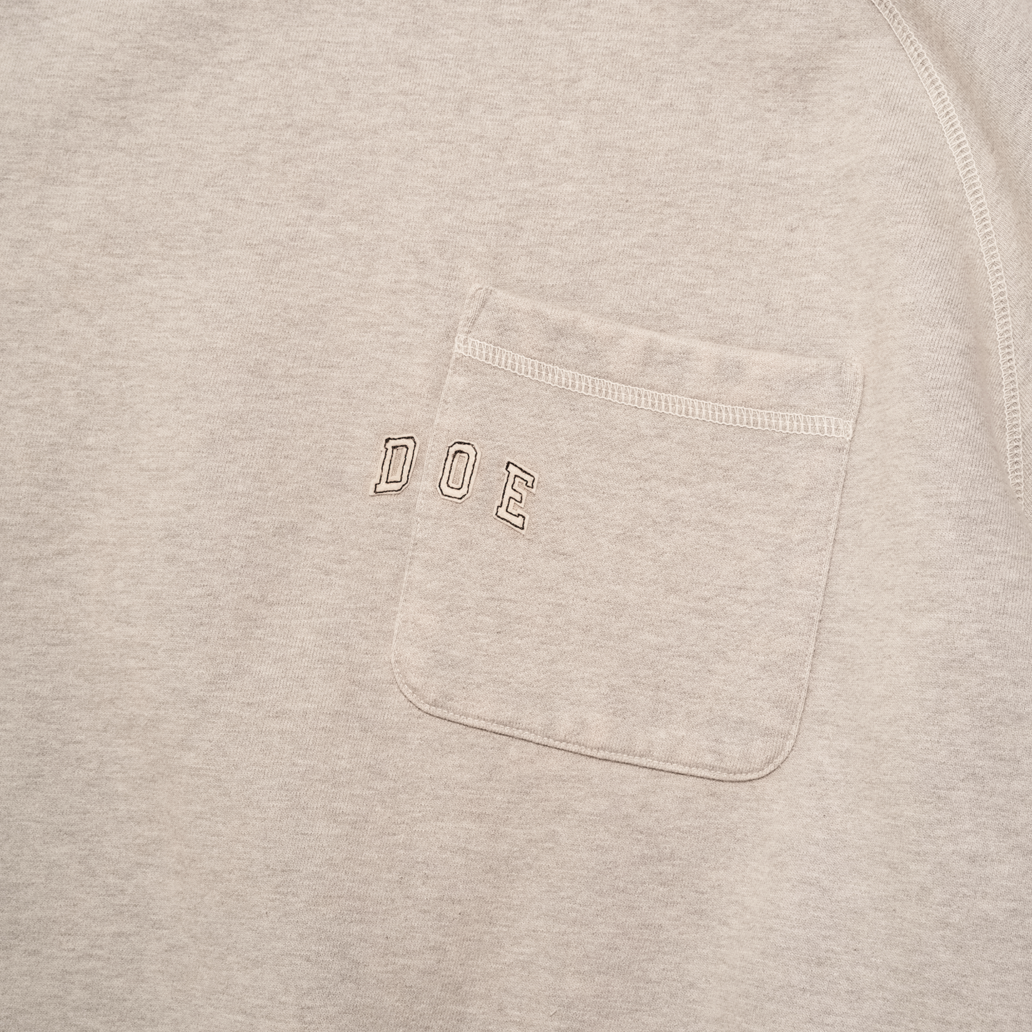 DOE WASHED COLLEGE LOGO EMBROIDERY MOCKNECK