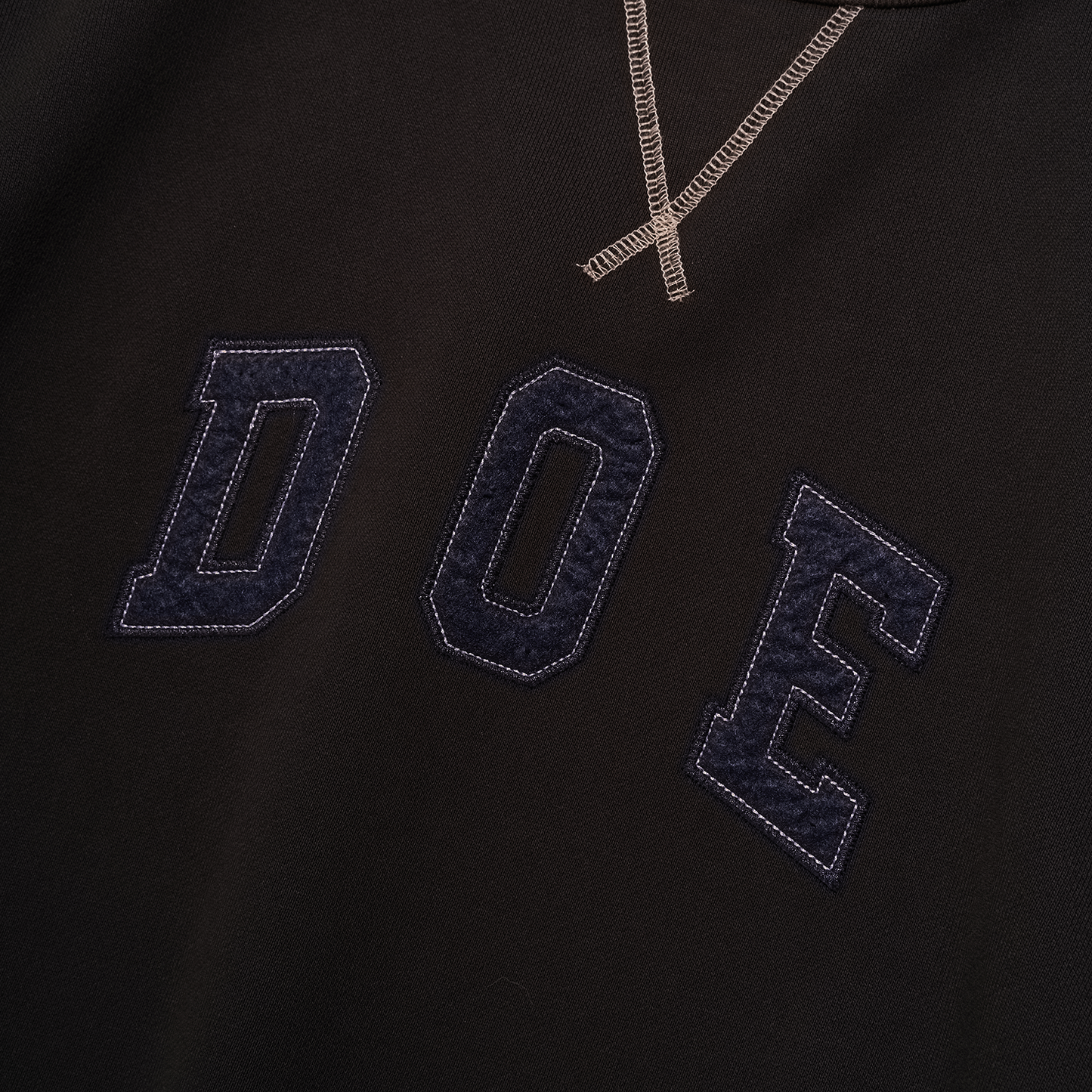 DOE DYED COLLEGE LOGO EMBROIDERY CREWNECK