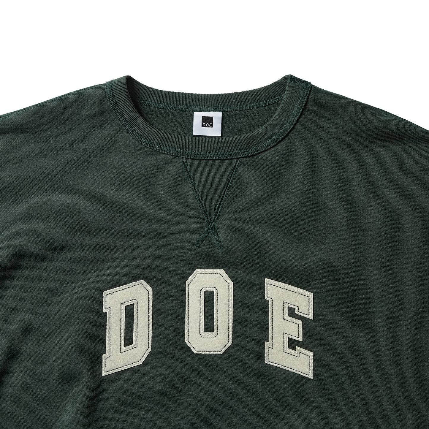 DOE COLLEGE LOGO EMBROIDERY CREWNECK